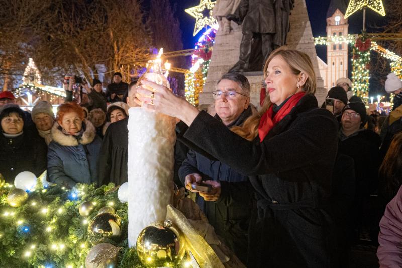 Így gyújtották meg advent második gyertyáját a Kossuth téren!