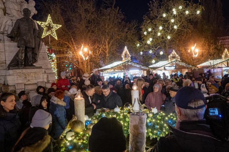 Így gyújtották meg advent második gyertyáját a Kossuth téren!