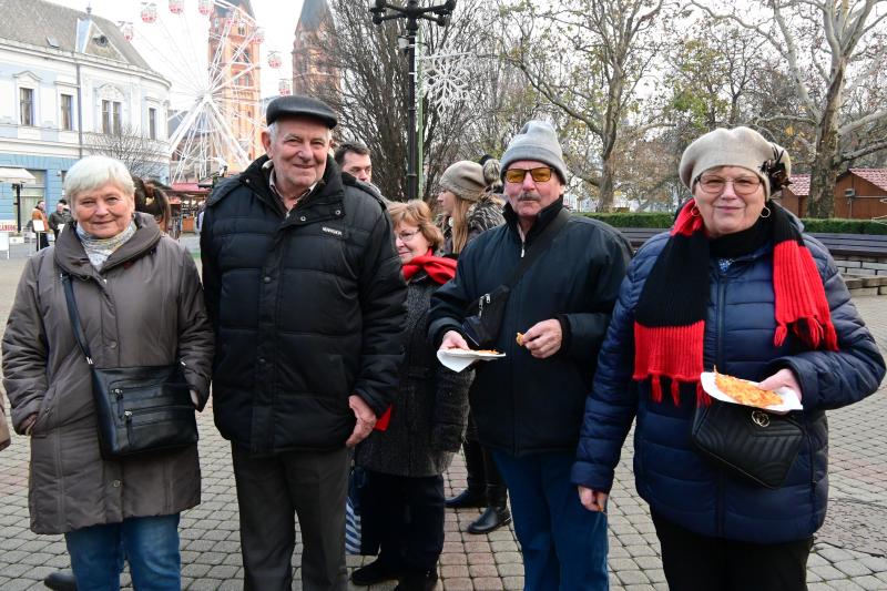 Ajándék lapcsánka osztás a Kossuth téren