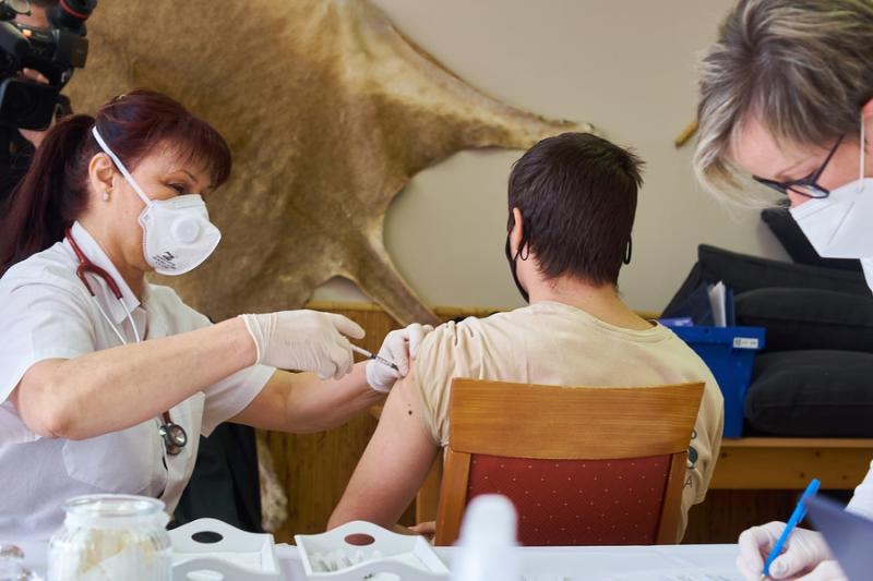 Állatpark dolgozóit oltották a koronavírus elleni vakcinával