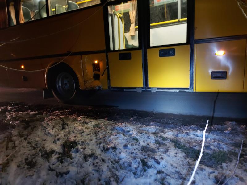 Autóbusz és személygépjármű ütközött péntek este
