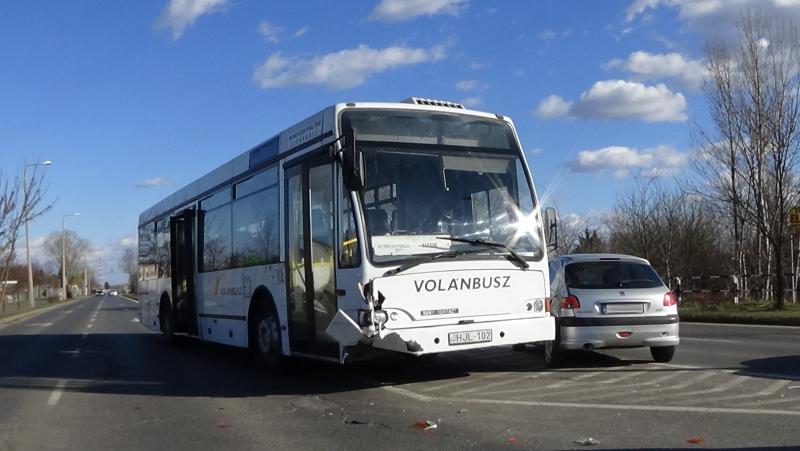 Autóbusz és személygépkocsi ütközött az Orosi úton