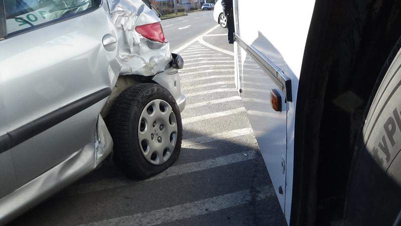 Autóbusz és személygépkocsi ütközött az Orosi úton