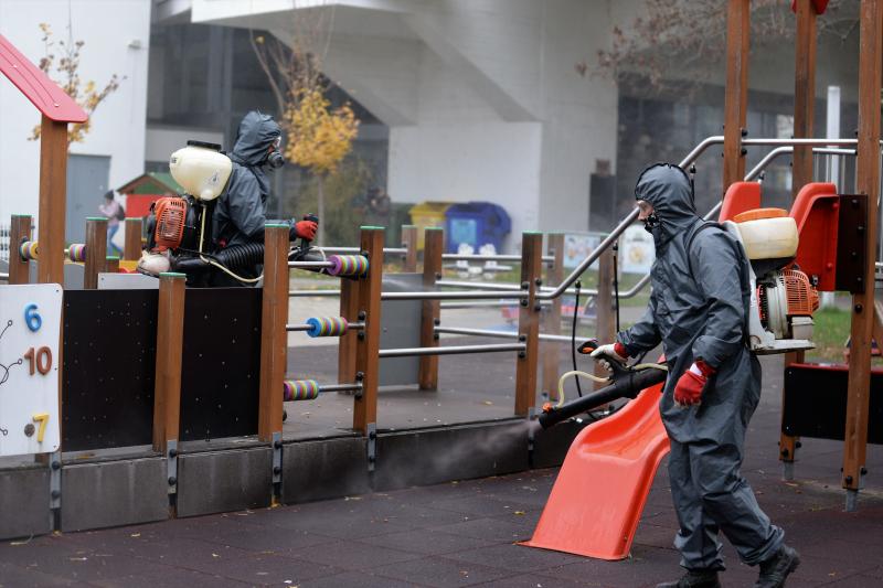 Belvárosi játszóteret fertőtlenítenek  a NYÍRVV Nonprofit  Kft. munkatársai