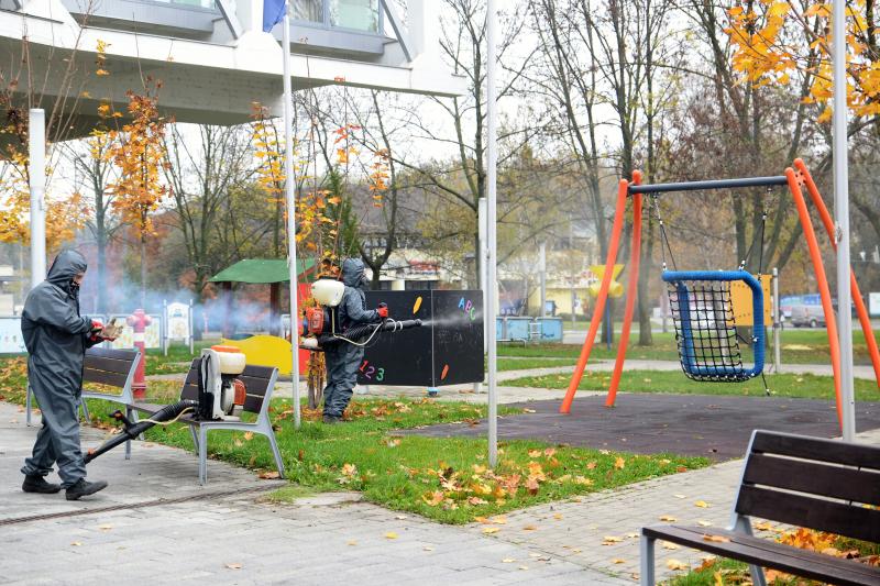 Belvárosi játszóteret fertőtlenítenek  a NYÍRVV Nonprofit  Kft. munkatársai