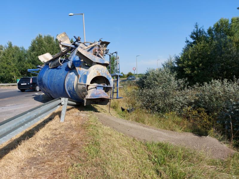 Betonmixer tartály szabadult el a 41-es főútvonalon