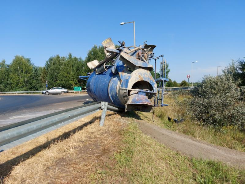 Betonmixer tartály szabadult el a 41-es főútvonalon