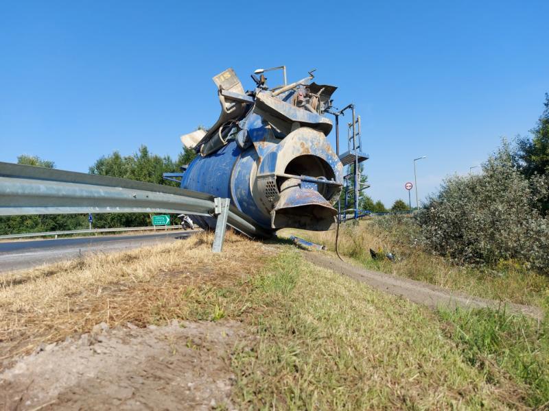 Betonmixer tartály szabadult el a 41-es főútvonalon