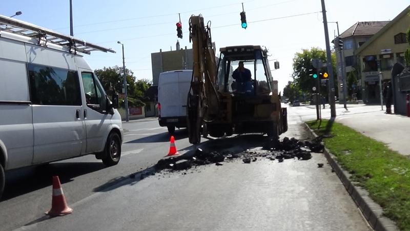 Csőtörés okozott gondozott hétfőn a Vasgyár utcán