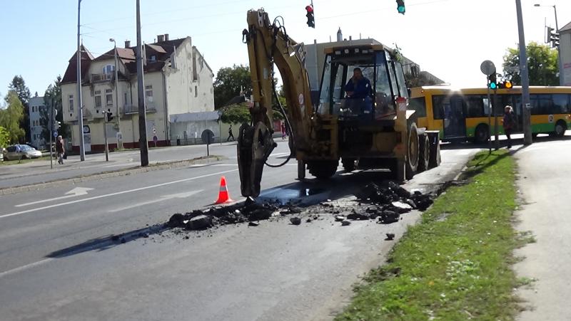 Csőtörés okozott gondozott hétfőn a Vasgyár utcán