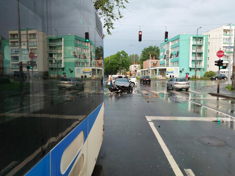 Egy busz és egy személyautó ütközött a Bocskai utca és az Inczédy sor kereszteződésében