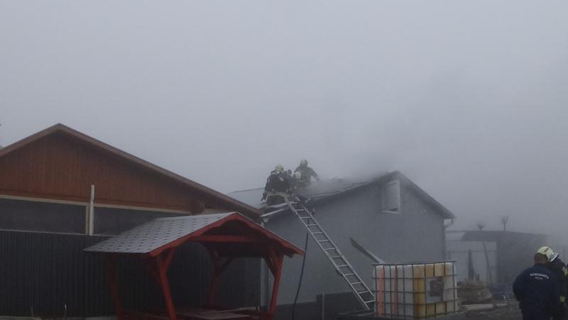 Egy családi ház tetőszerkezete égett Kistelekiszőlőn