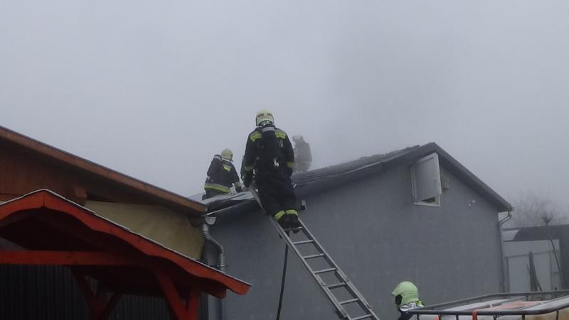 Egy családi ház tetőszerkezete égett Kistelekiszőlőn