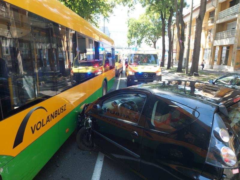 Egy személyautó menetrendszerinti busszal ütközött