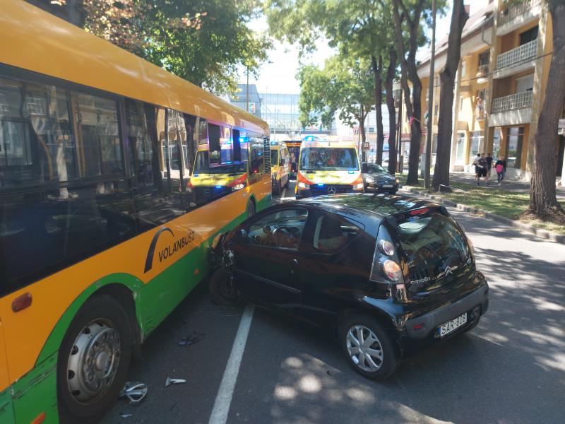 Egy személyautó menetrendszerinti busszal ütközött