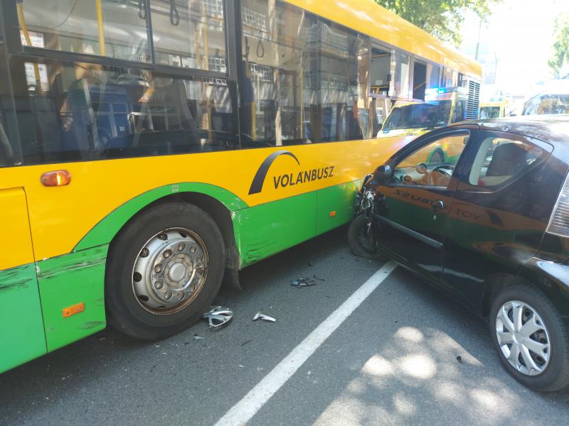 Egy személyautó menetrendszerinti busszal ütközött