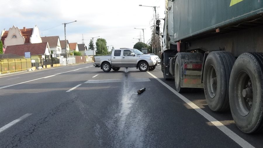 Elszabadult traktor-alkatrész szúrta ki egy jármű olajteknőjét a Debreceni úton