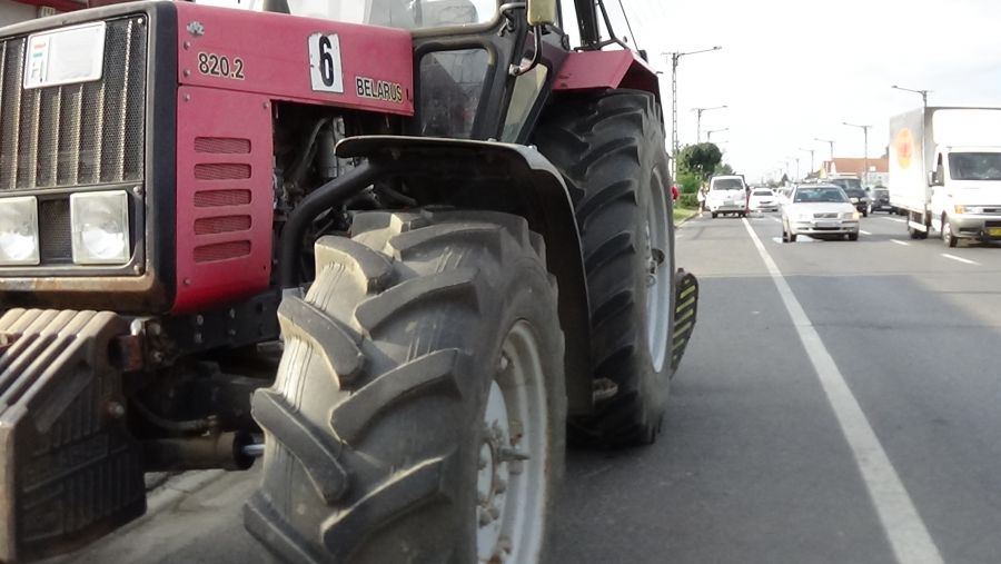 Elszabadult traktor-alkatrész szúrta ki egy jármű olajteknőjét a Debreceni úton