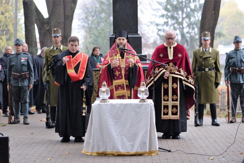 Emlékezés a Hősök temetőjében