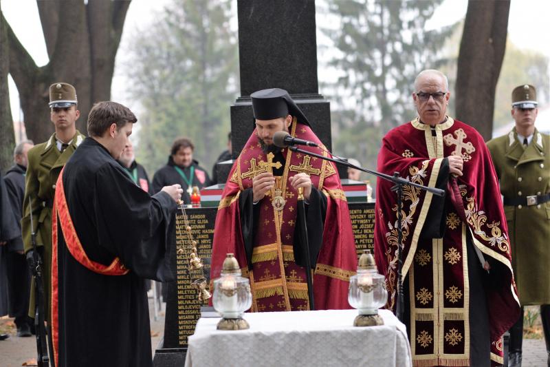 Emlékezés a Hősök temetőjében