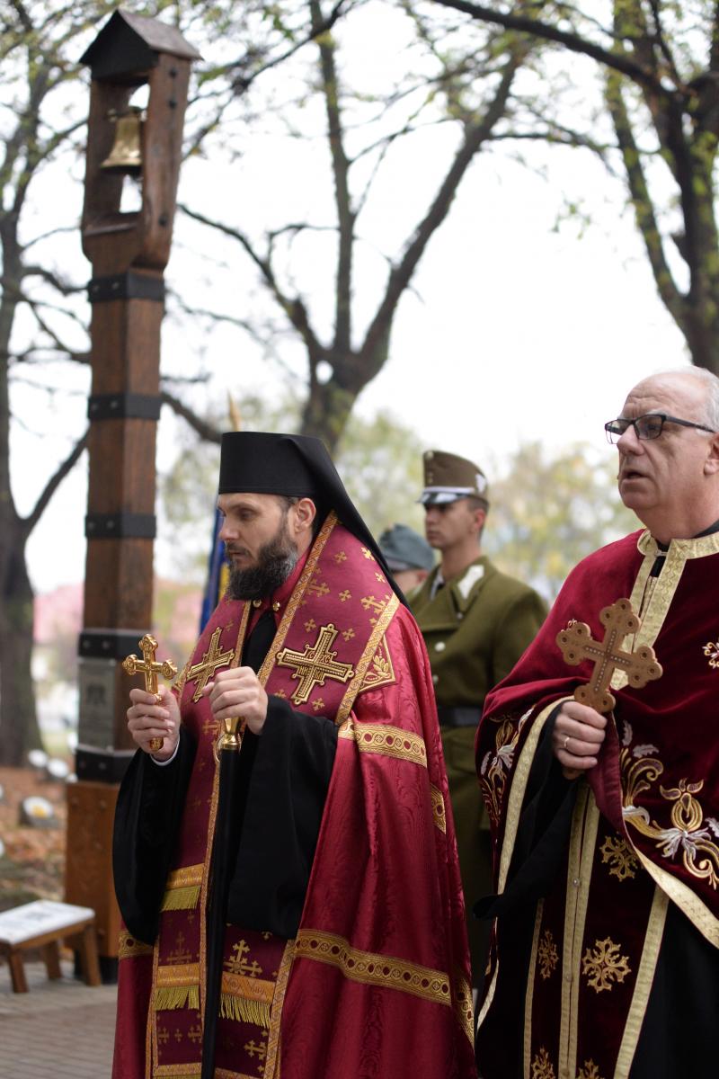 Emlékezés a Hősök temetőjében