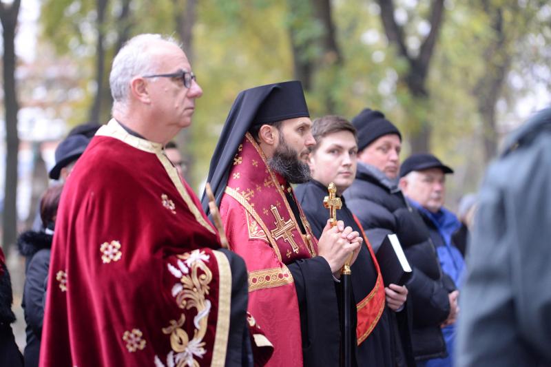 Emlékezés a Hősök temetőjében