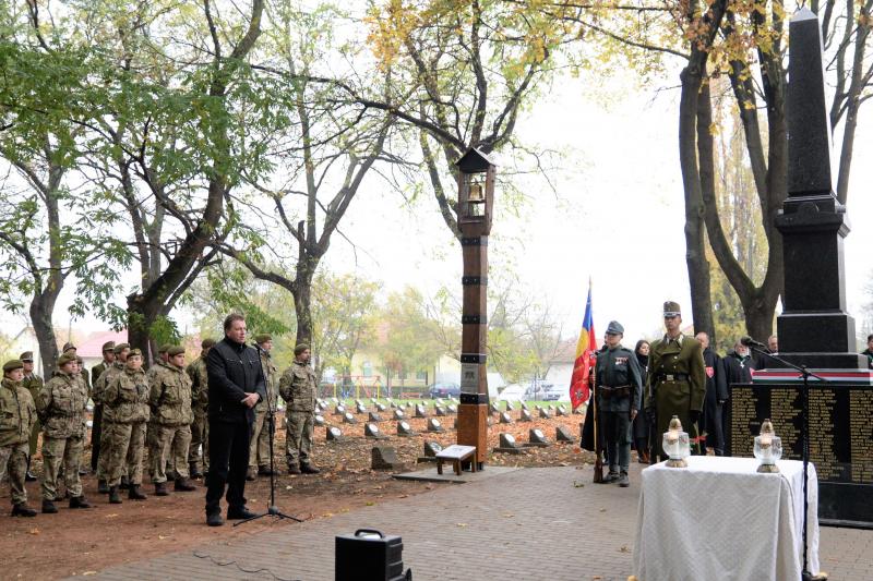 Emlékezés a Hősök temetőjében