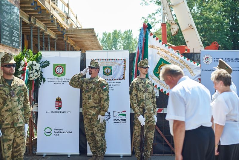 Emlékező koszorúzás a volt Damjanich laktanyánál