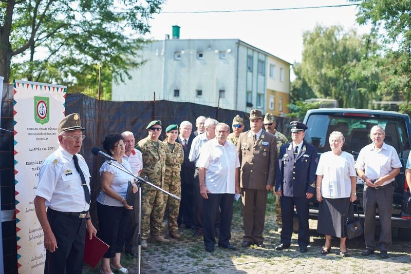 Emlékező koszorúzás a volt Damjanich laktanyánál