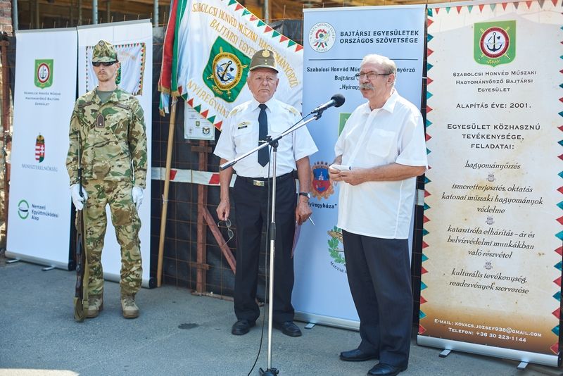 Emlékező koszorúzás a volt Damjanich laktanyánál