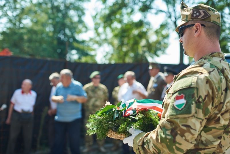 Emlékező koszorúzás a volt Damjanich laktanyánál