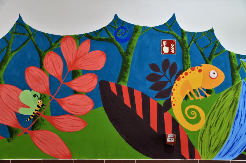 Falakat  festettek művészetis diákok az Orgonasíp Óvodában