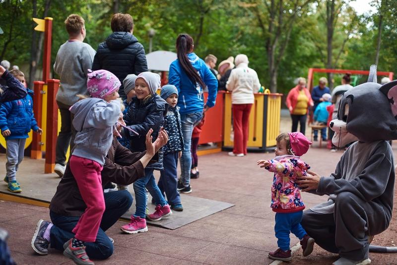 Faültetés a Május 1 téren