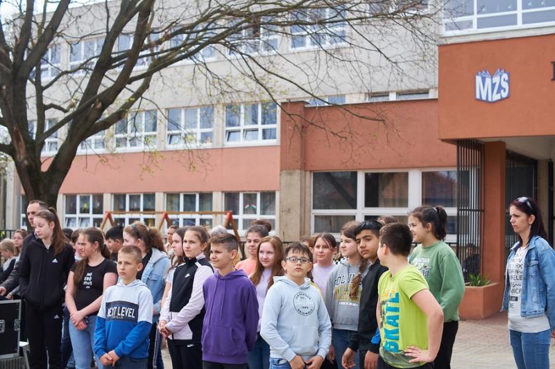 Faültetés a Móricz iskola előtt