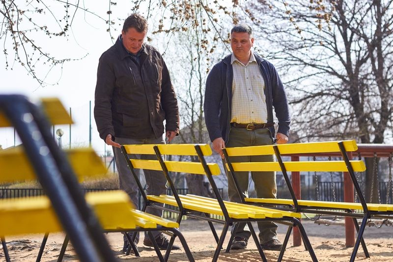 Felújított padok a kertvárosi iskolának