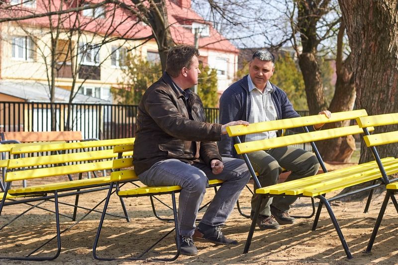 Felújított padok a kertvárosi iskolának