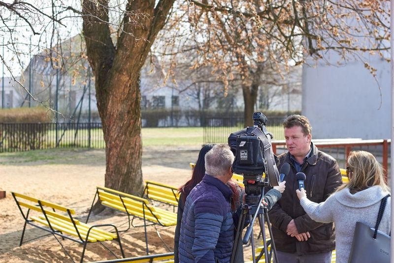 Felújított padok a kertvárosi iskolának