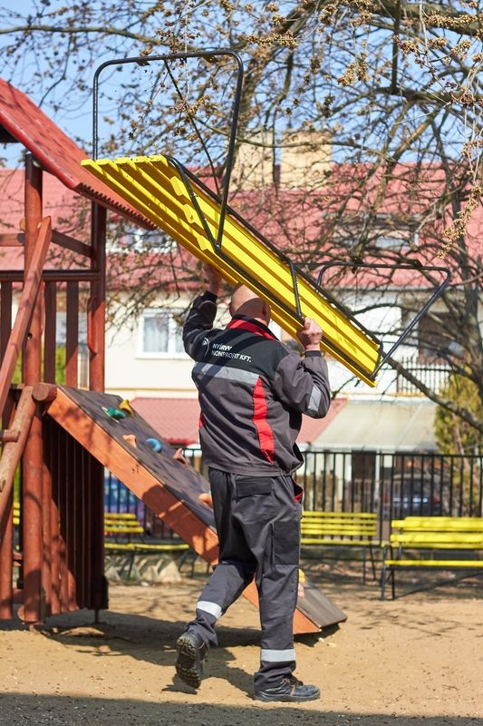 Felújított padok a kertvárosi iskolának