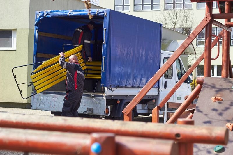 Felújított padok a kertvárosi iskolának