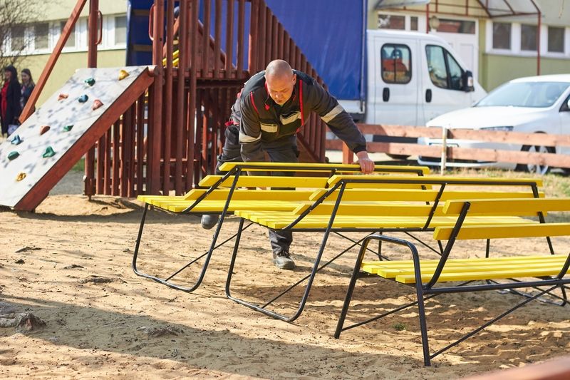 Felújított padok a kertvárosi iskolának