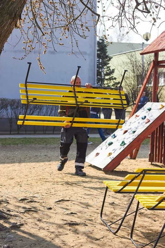 Felújított padok a kertvárosi iskolának