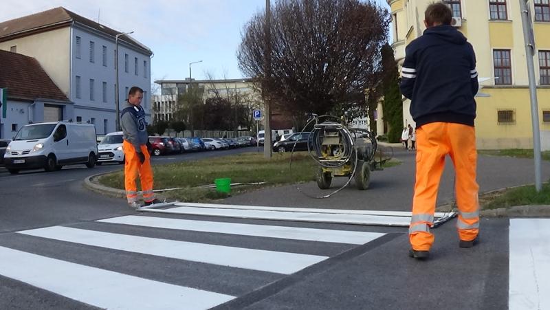 Gyalogos-átkelőhelyeket festettek a belváros több pontján