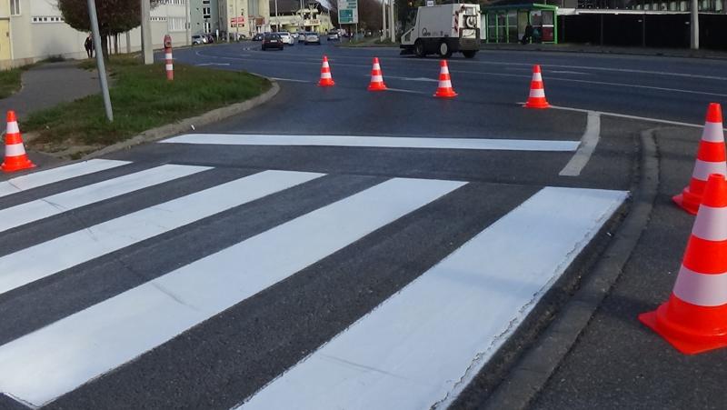 Gyalogos-átkelőhelyeket festettek a belváros több pontján