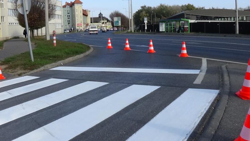 Gyalogos-átkelőhelyeket festettek a belváros több pontján