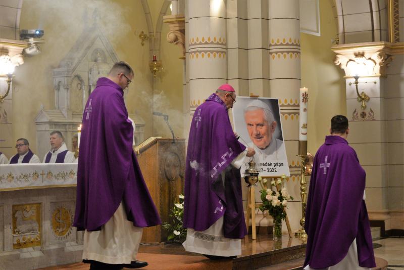 Gyászmise XVI. Benedek pápáért