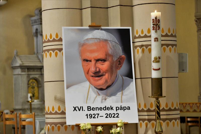 Gyászmise XVI. Benedek pápáért