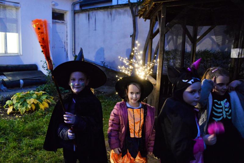 Halloween party a Kölyökvár udvarán
