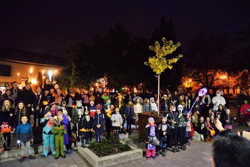 Halloween party a Kölyökvár udvarán