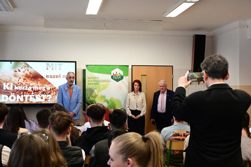 Itthonról-Otthonra - fórum középiskolásoknak az Eötvösben