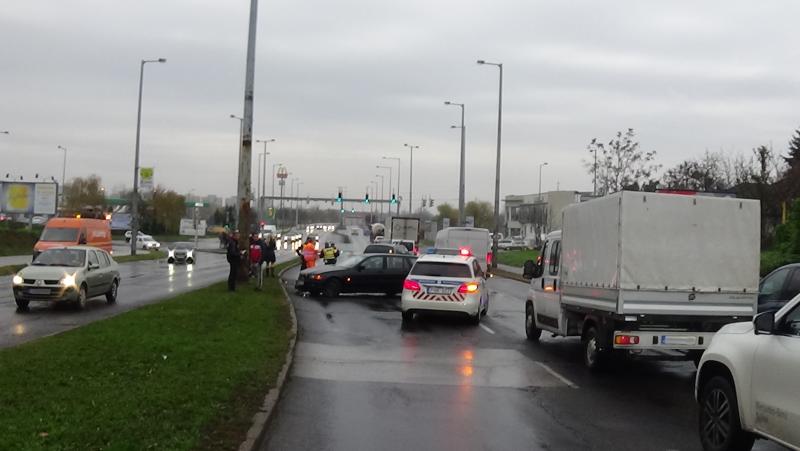 Jelentős anyagi kárral járó baleset a Pazonyi úton